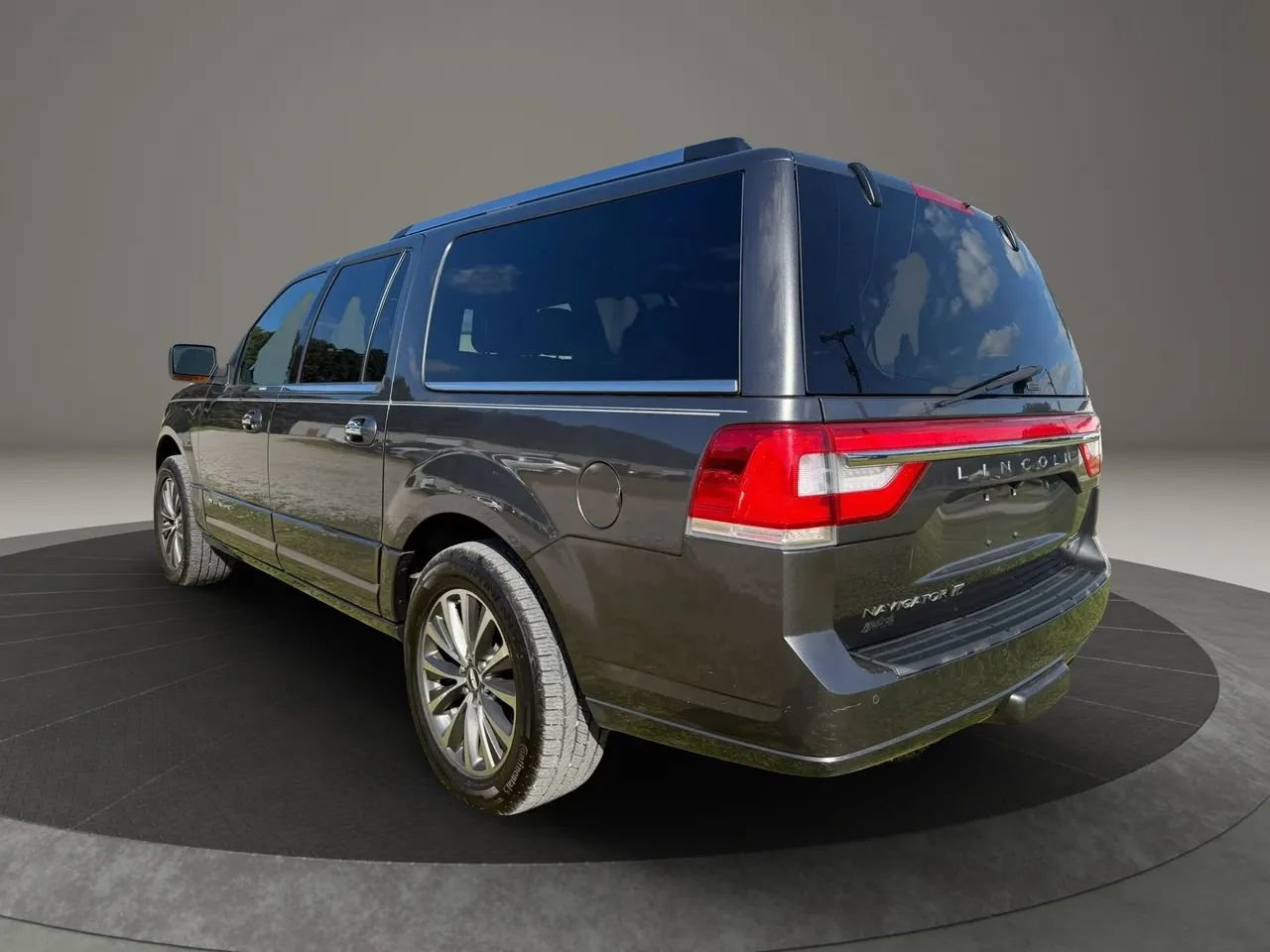 Used 2015 Lincoln Navigator L 4WD image 3