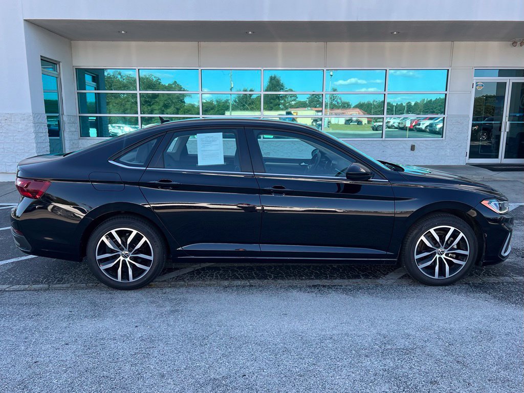 Used 2025 Volkswagen Jetta SE FWD image 3