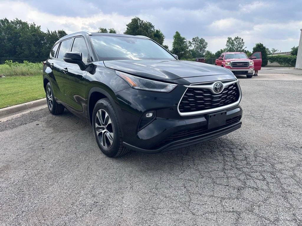 Used 2021 Toyota Highlander XLE FWD image 3