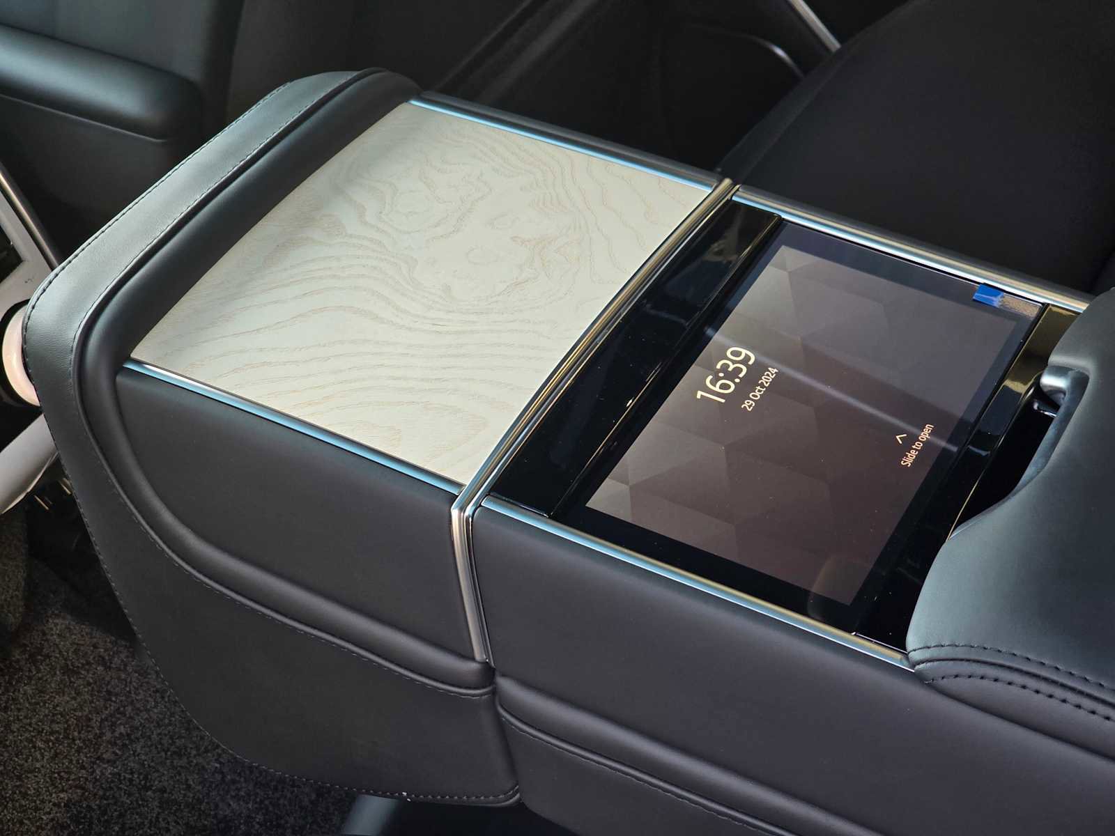 New 2025 Land Rover Range Rover SV image 21