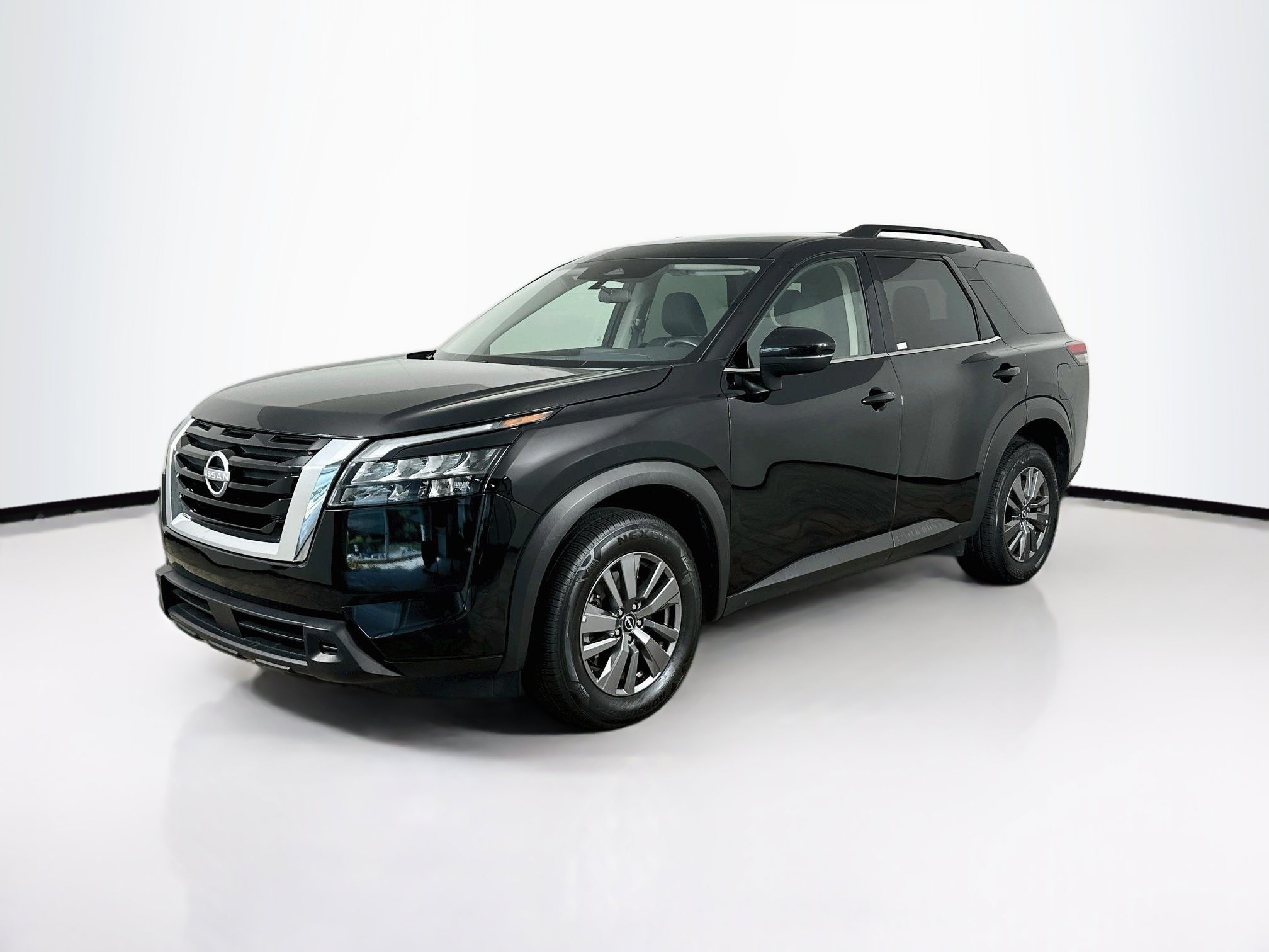 Used 2025 Nissan Pathfinder SV AWD/4WD image 3