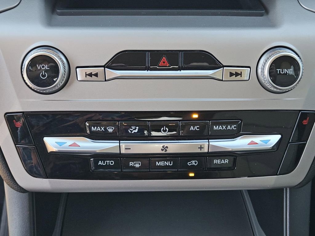 Used 2023 Ford Explorer XLT image 15