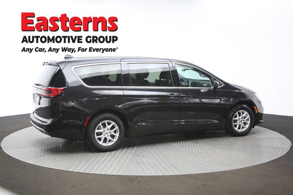 Used 2023 Chrysler Pacifica Touring-L image 42