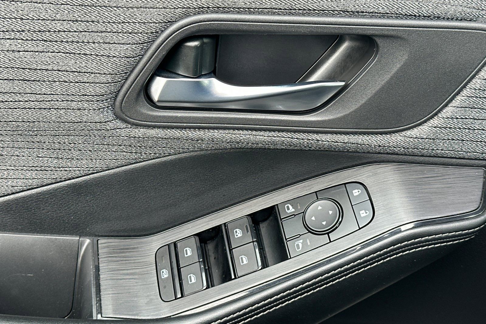 Used 2023 Nissan Rogue SV image 11