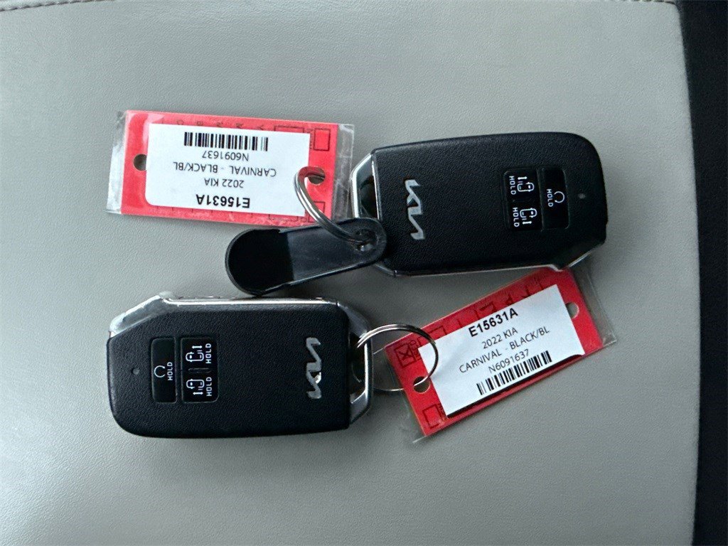 Used 2022 Kia Carnival LX image 3