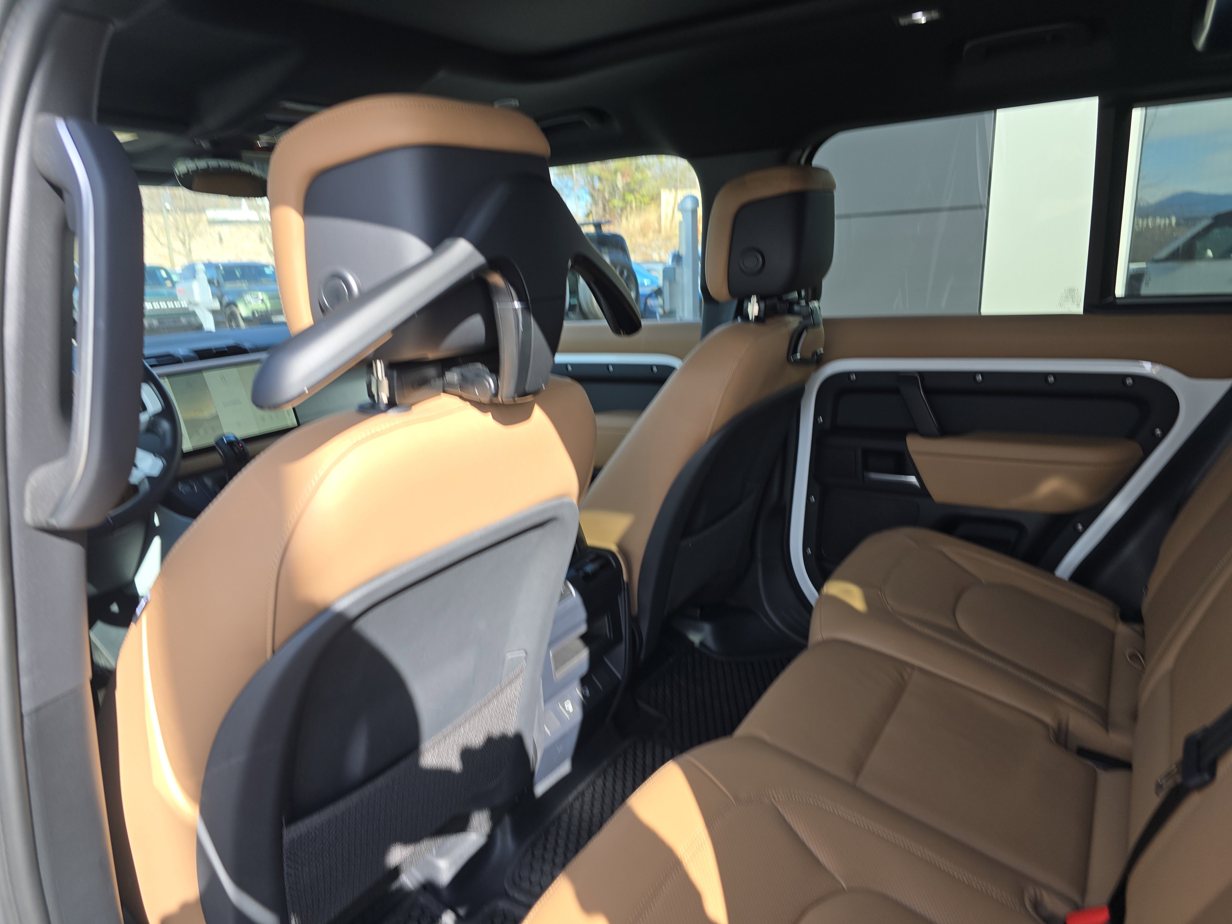 Used 2025 Land Rover Defender 110 X-Dynamic SE image 17