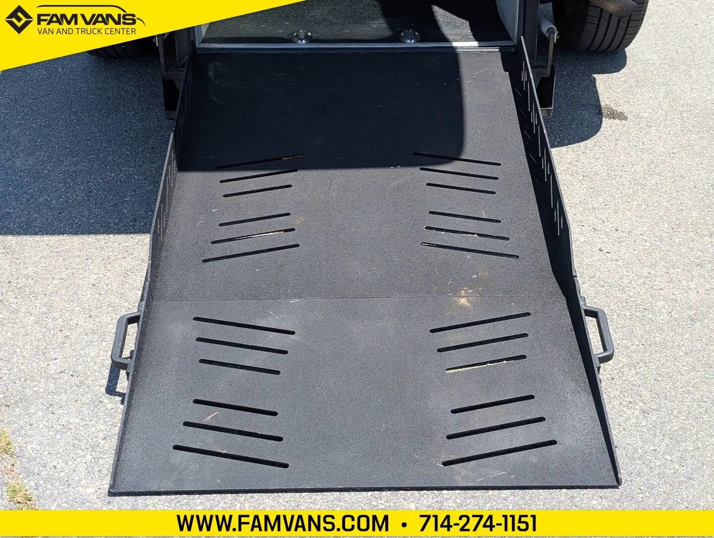 Used 2011 Dodge Grand Caravan Crew w/ Driver Convenience Group FWD image 4