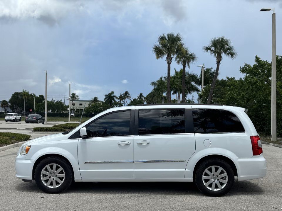 Used 2016 Chrysler Town & Country Touring FWD image 9
