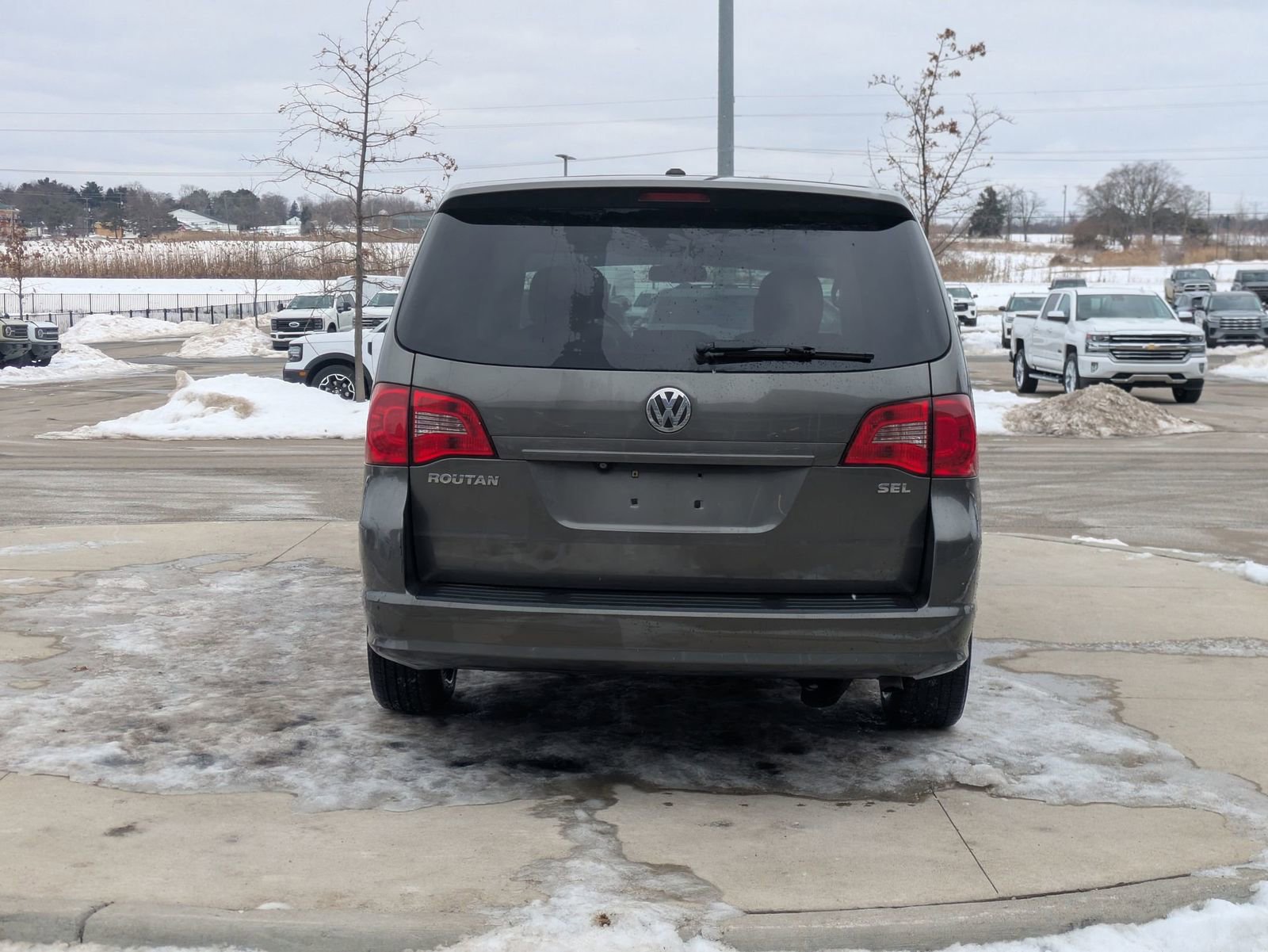 Used 2010 Volkswagen Routan SEL image 4