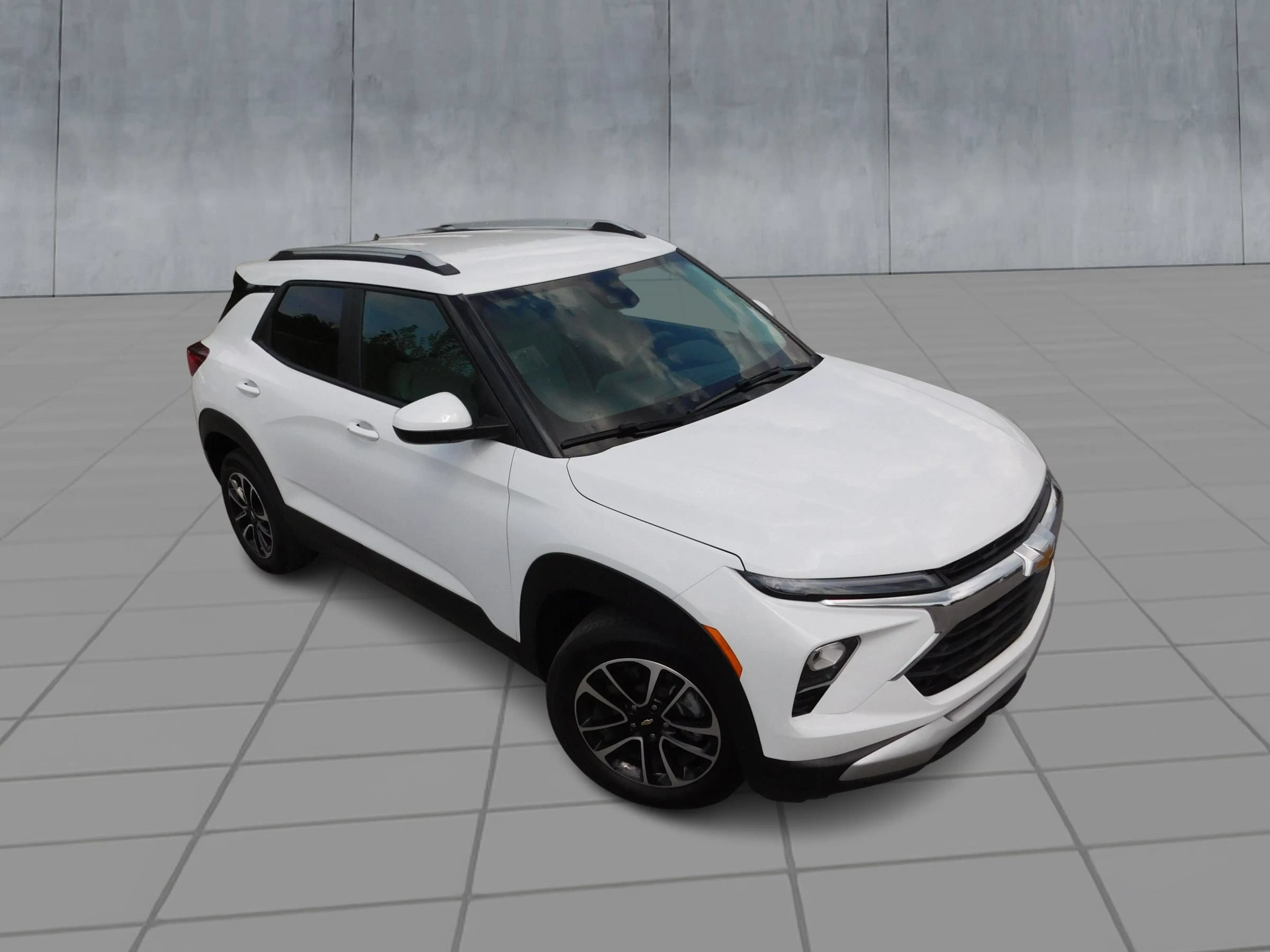 Used 2025 Chevrolet TrailBlazer LT FWD image 2