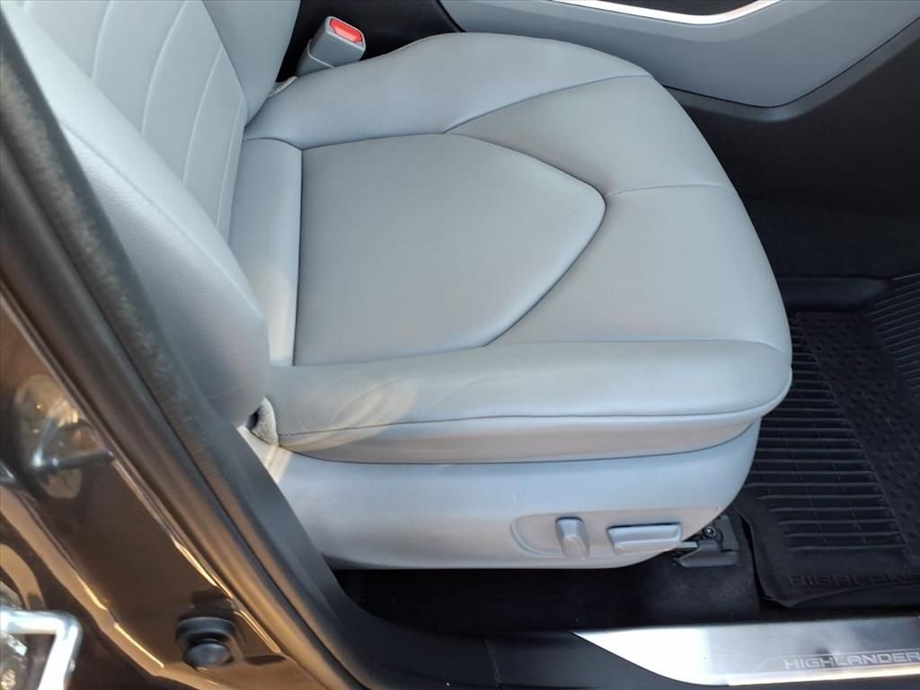 Used 2023 Toyota Highlander XLE image 17