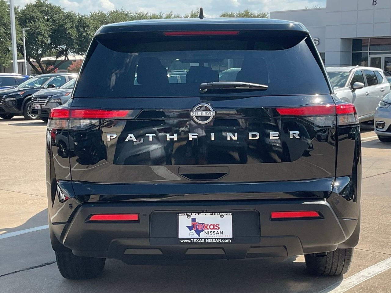 Used 2024 Nissan Pathfinder S FWD image 5