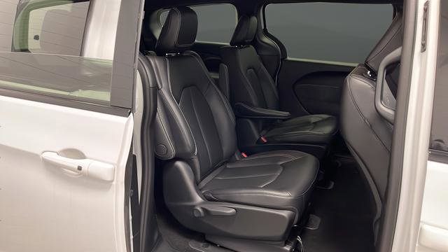 Used 2024 Chrysler Pacifica Limited FWD image 23
