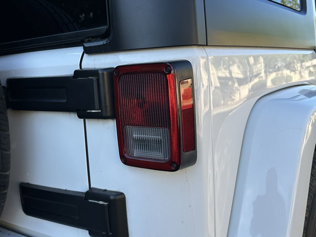 Used 2016 Jeep Wrangler Unlimited Sahara w/ Connectivity Group image 28