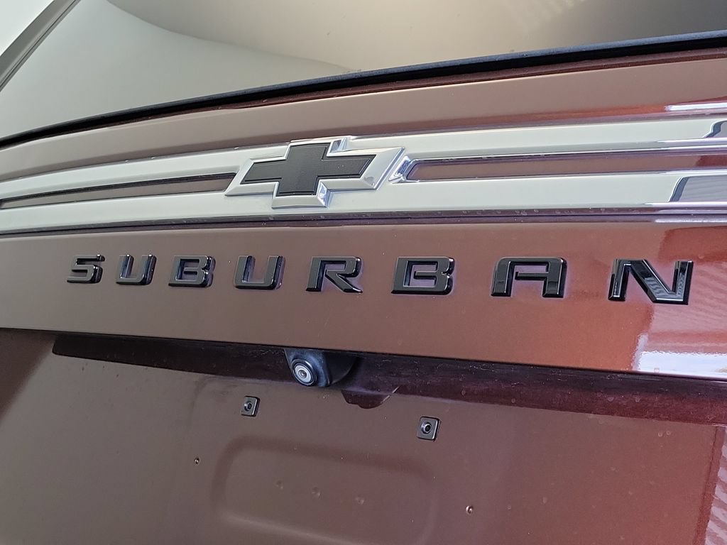Used 2022 Chevrolet Suburban LT w/ Luxury Package RWD image 8