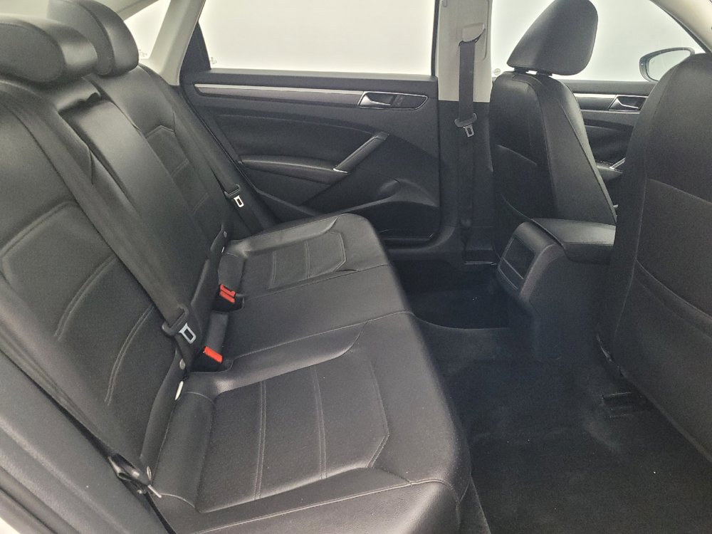 Used 2017 Volkswagen Passat 1.8T R-Line image 19