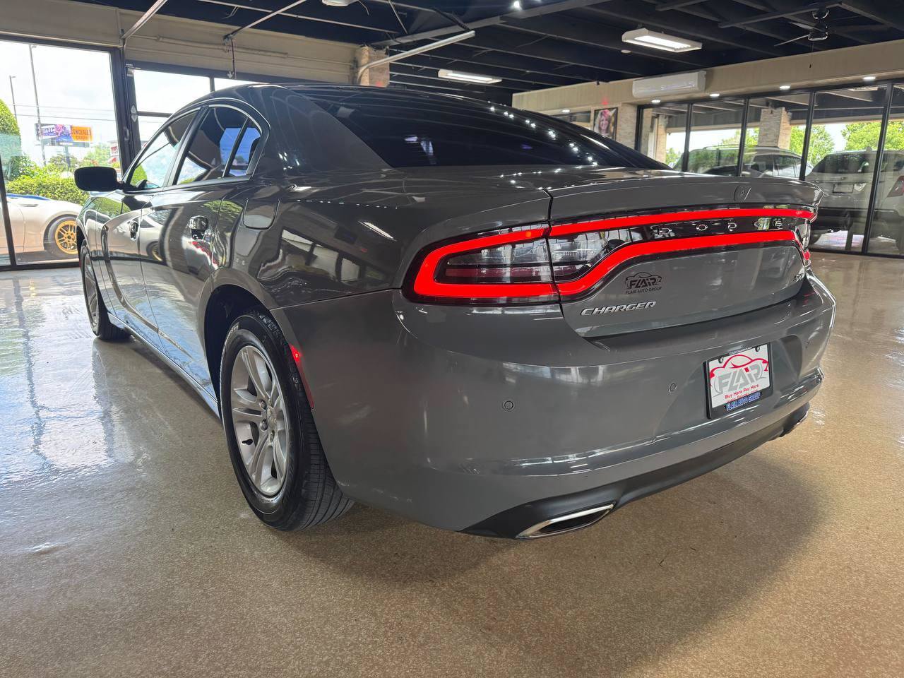 Used 2018 Dodge Charger SXT RWD image 5