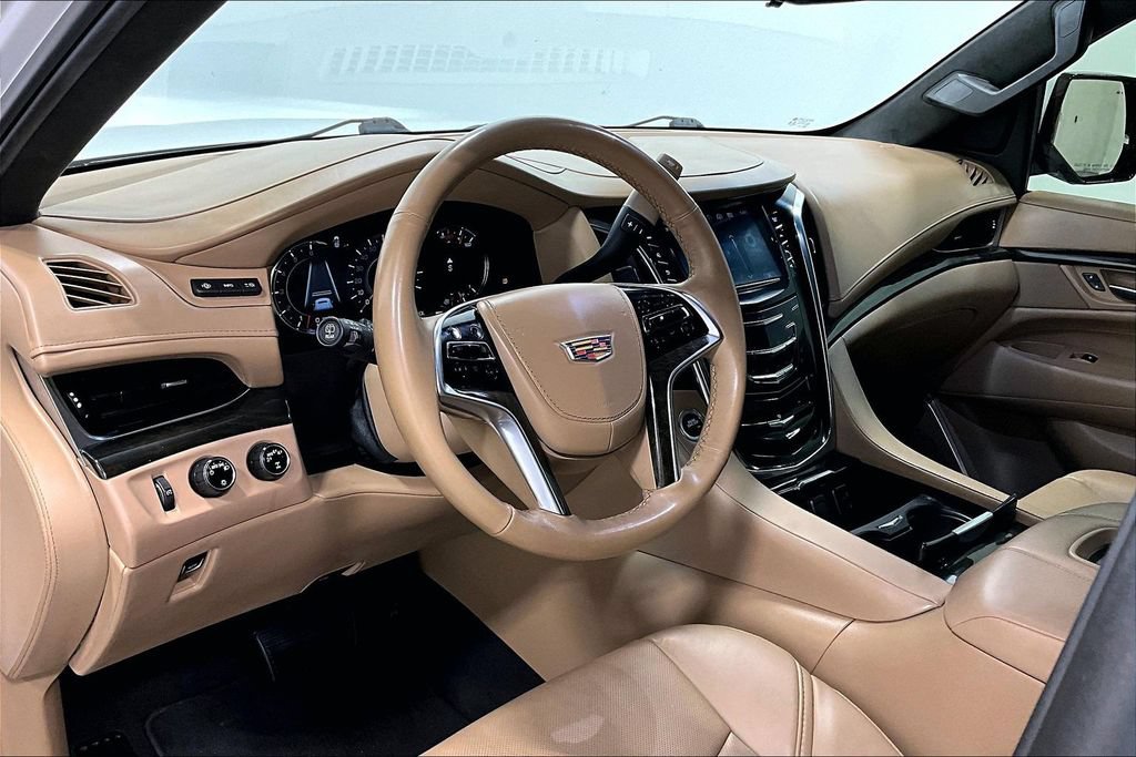 Used 2018 Cadillac Escalade Platinum AWD/4WD image 16