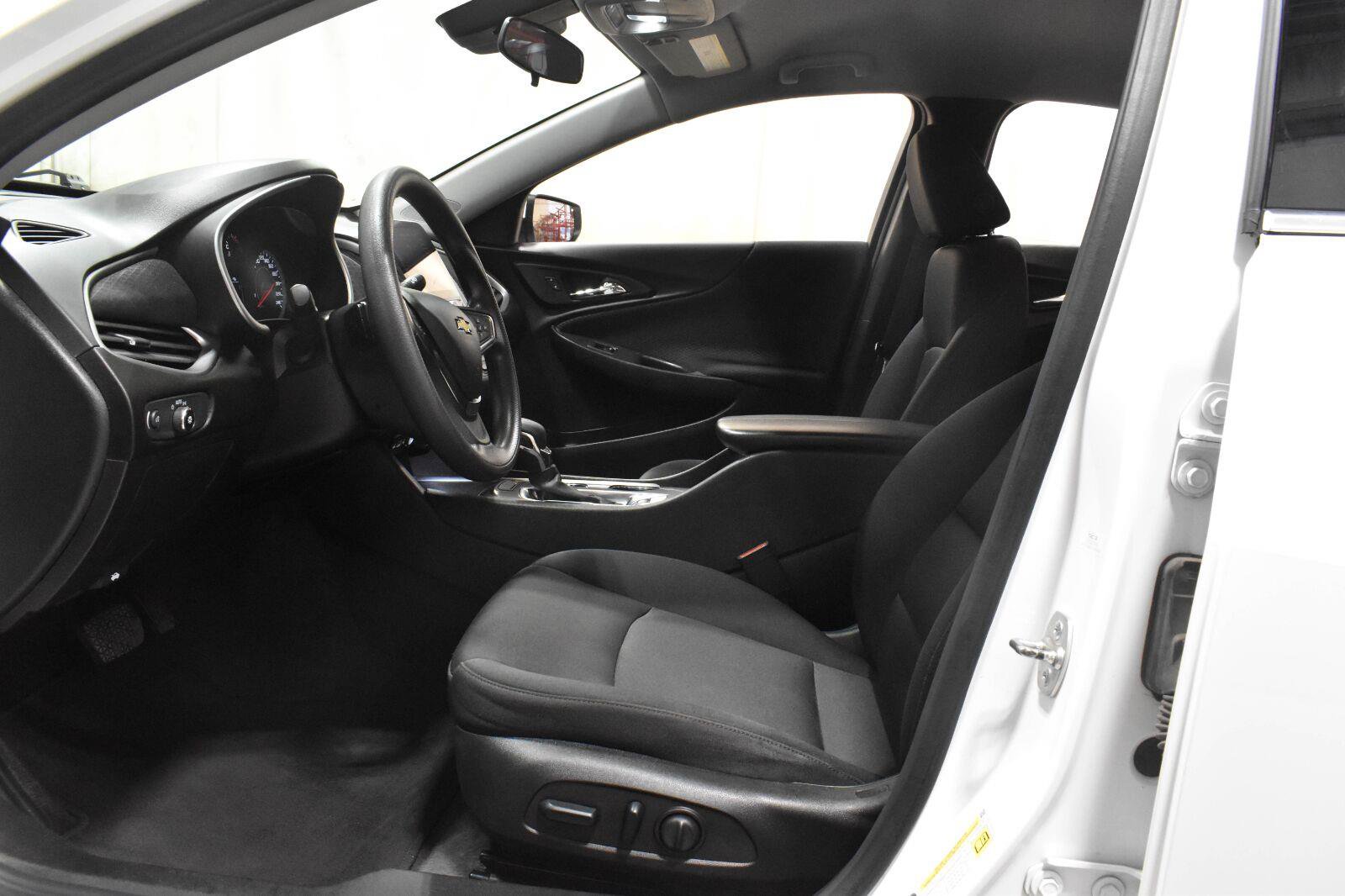 Used 2024 Chevrolet Malibu LT FWD image 3