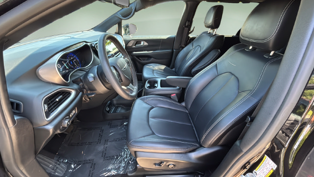 Used 2025 Chrysler Pacifica Select FWD image 18