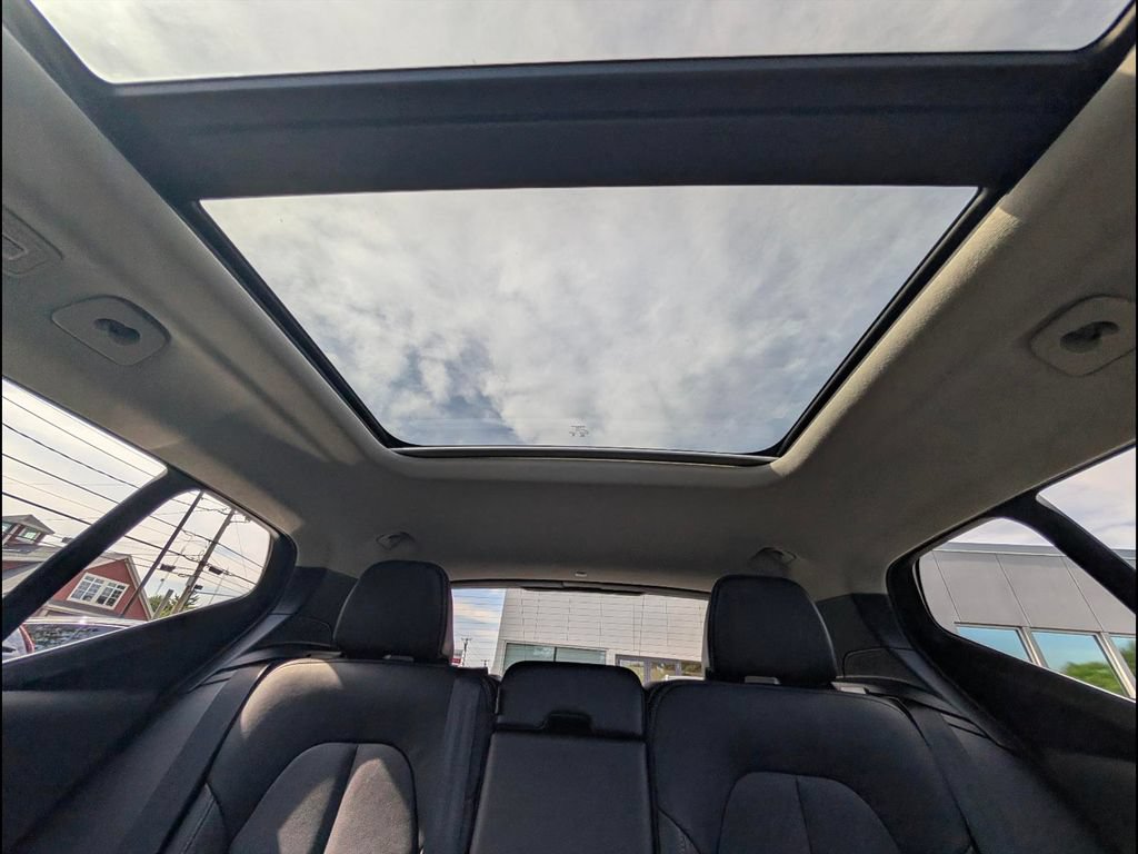 Certified 2025 Volvo XC40 B5 Plus AWD/4WD image 17