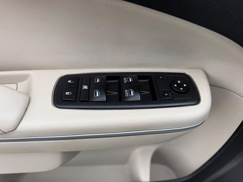 Used 2018 Chrysler 300 Touring w/ Driver Convenience Group image 17