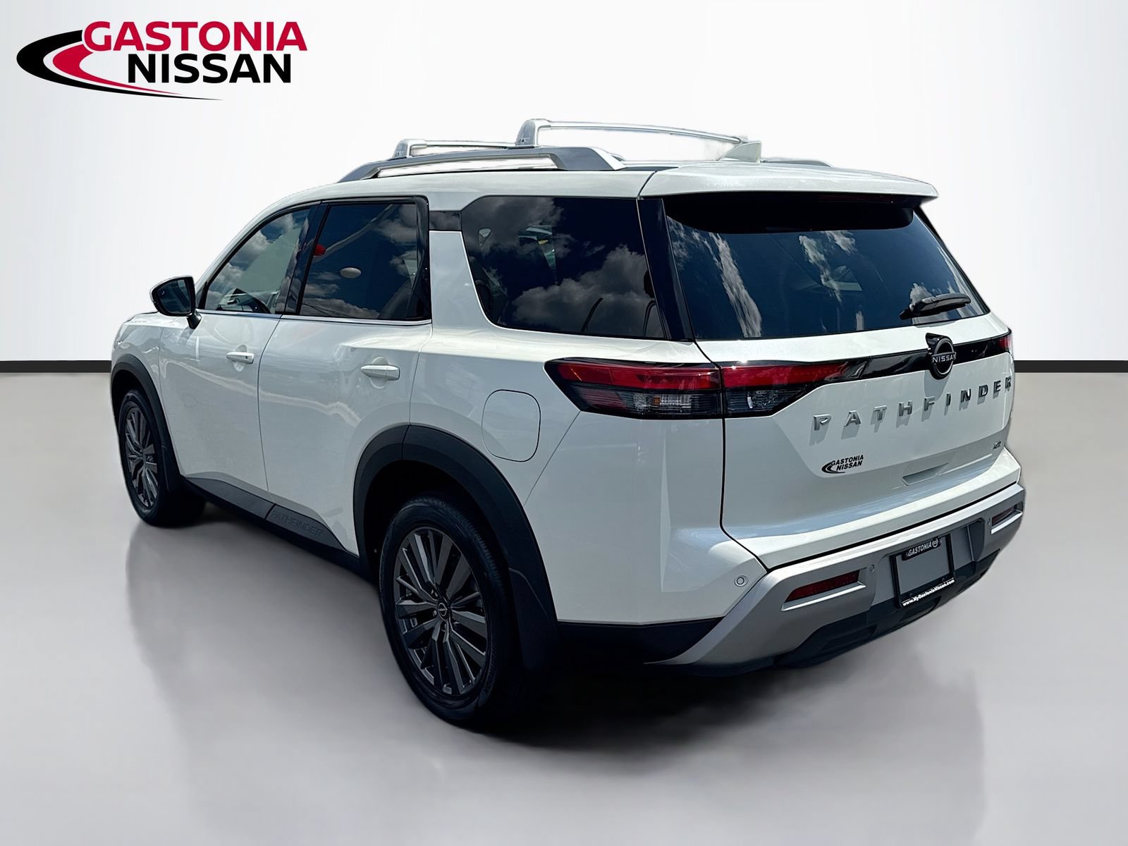 Used 2024 Nissan Pathfinder SL w/ SL Premium Package FWD image 6
