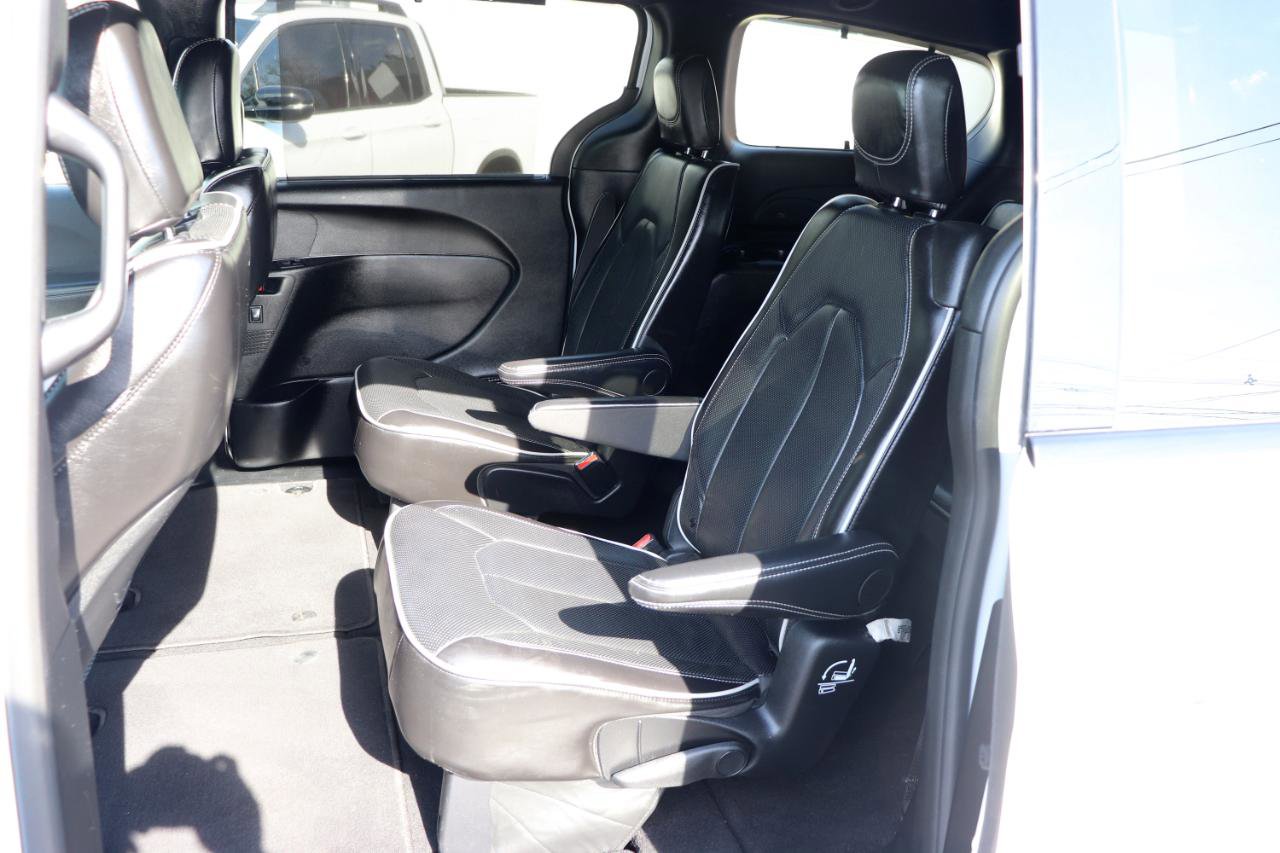 Used 2025 Chrysler Pacifica Limited FWD image 12