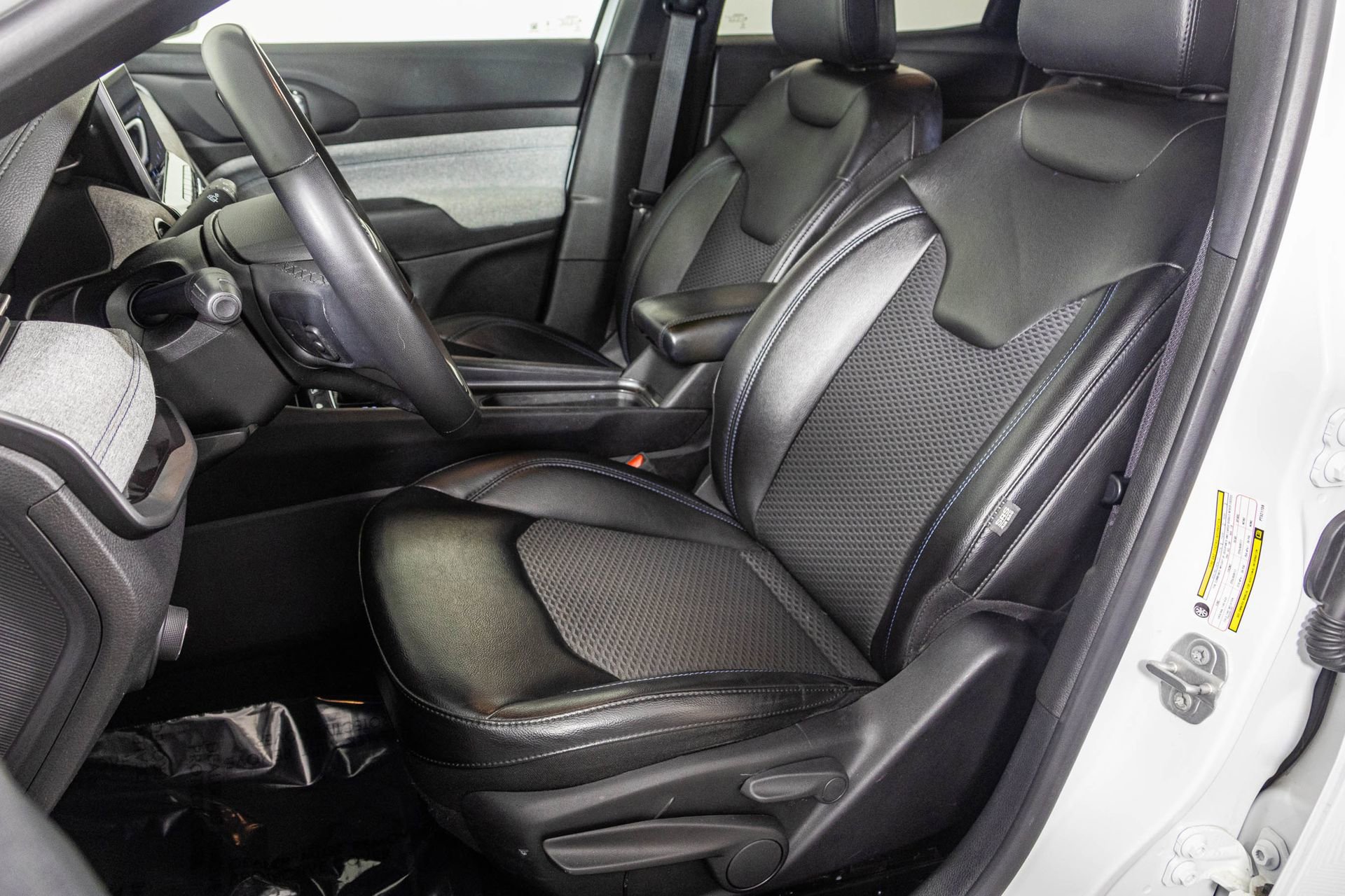 Used 2023 Jeep Compass Latitude image 19