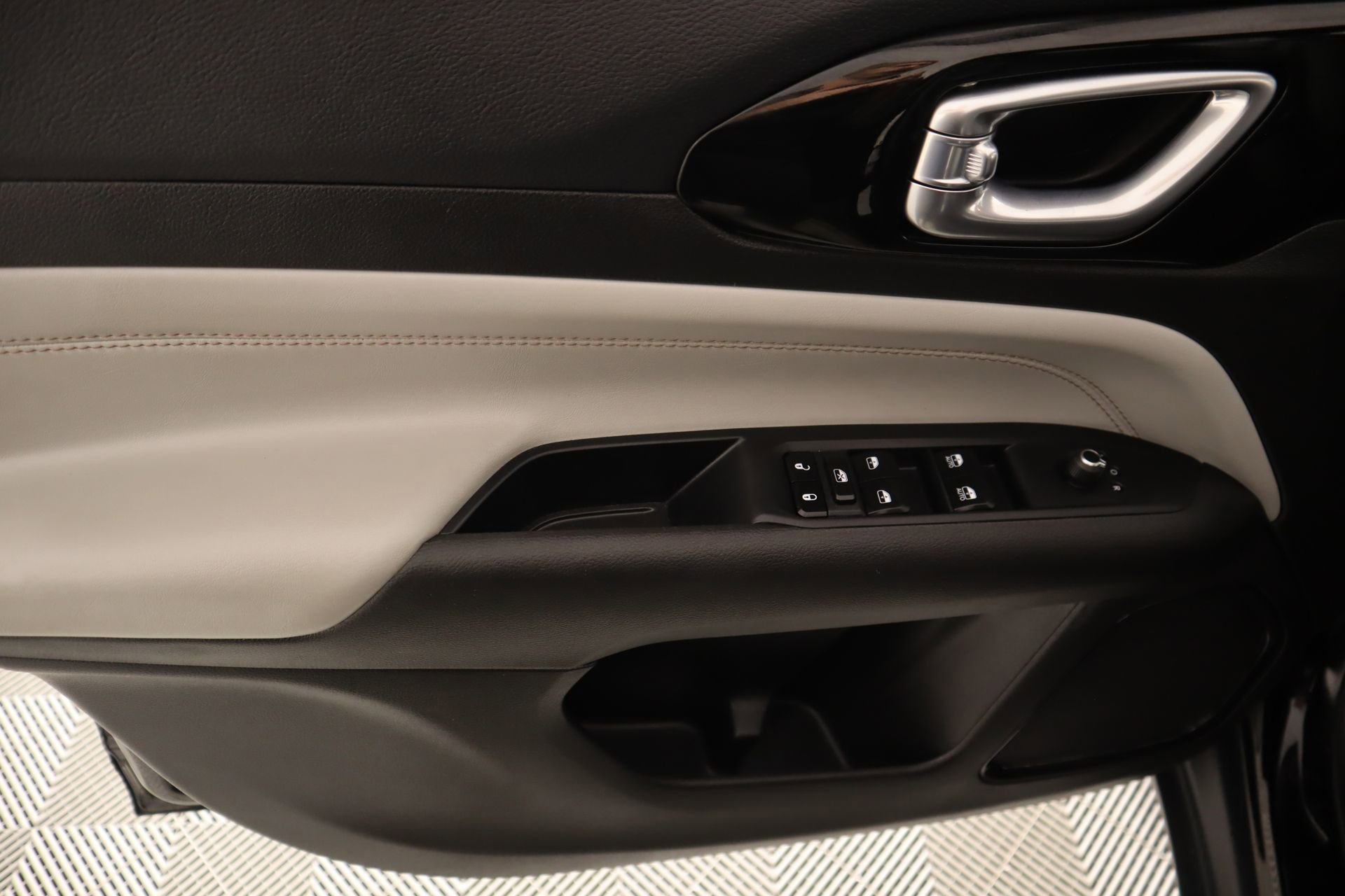 Used 2025 Jeep Compass Limited image 14