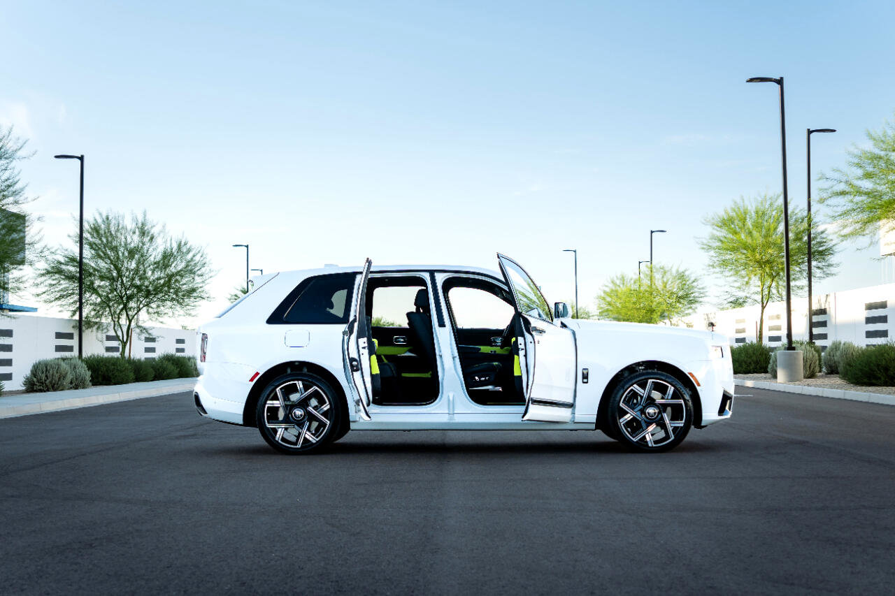 Used 2025 Rolls-Royce Cullinan Black Badge image 9