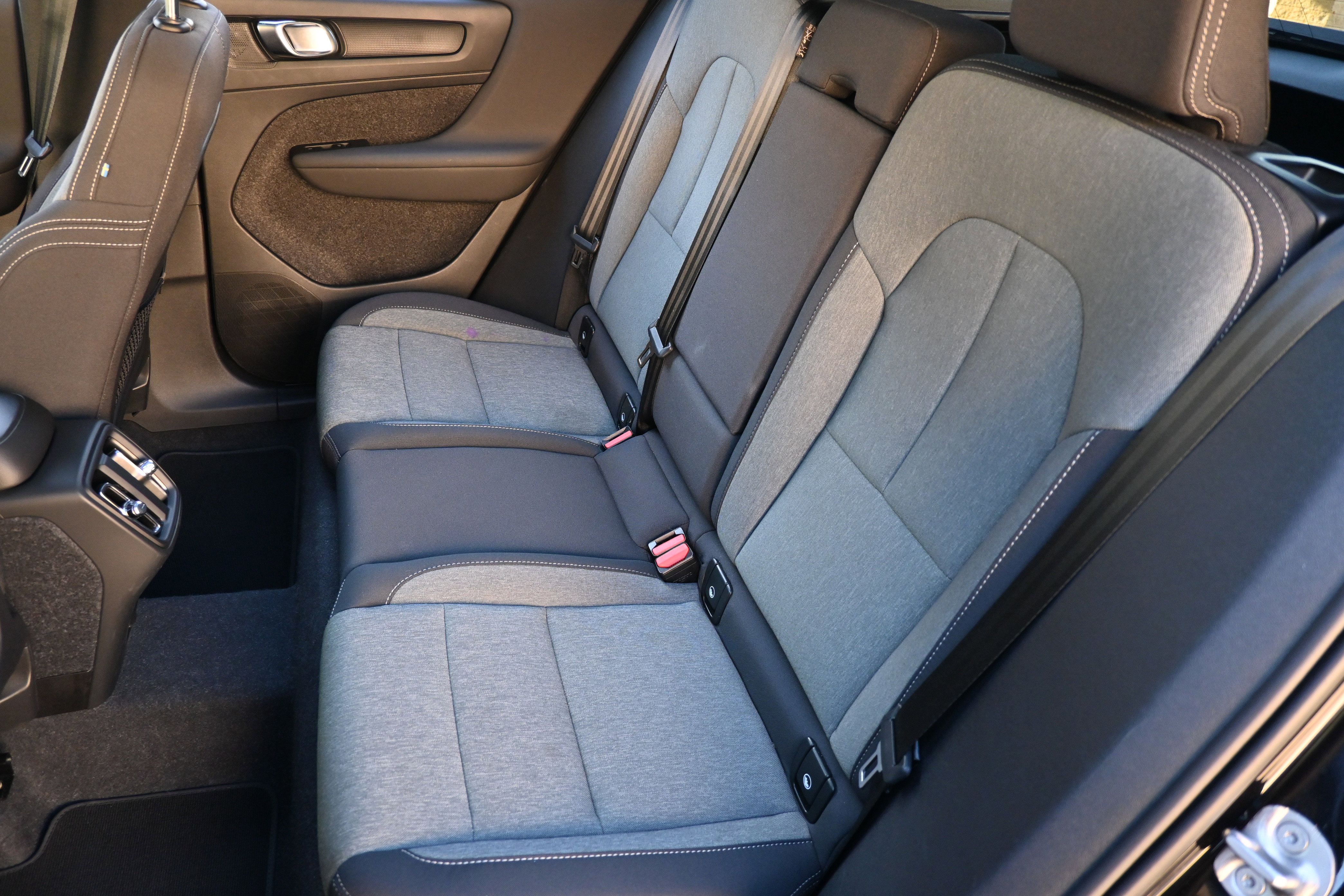 Used 2025 Volvo XC40 B5 Core image 18