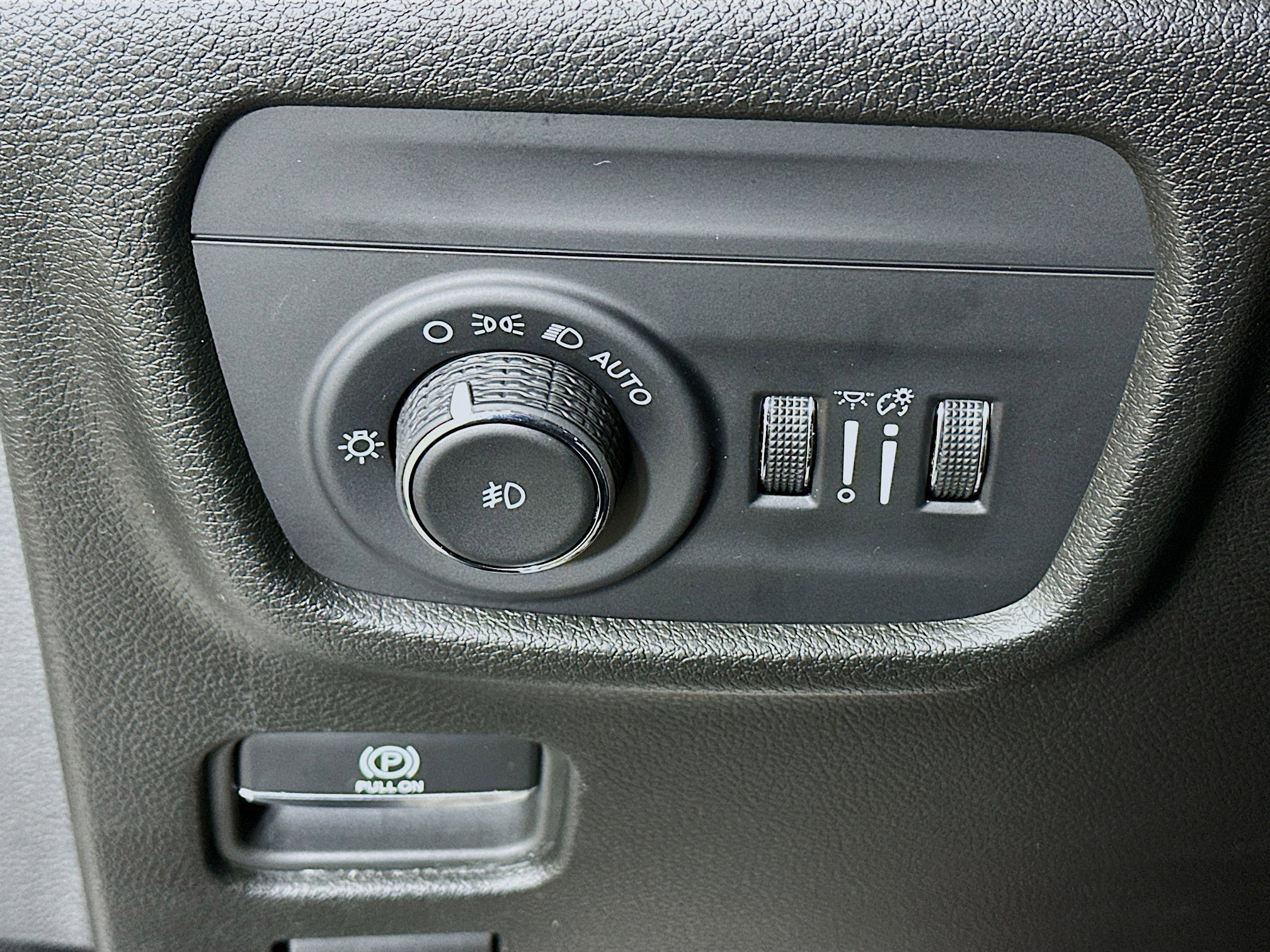 Used 2023 Jeep Grand Cherokee Limited w/ Black Appearance Package image 17