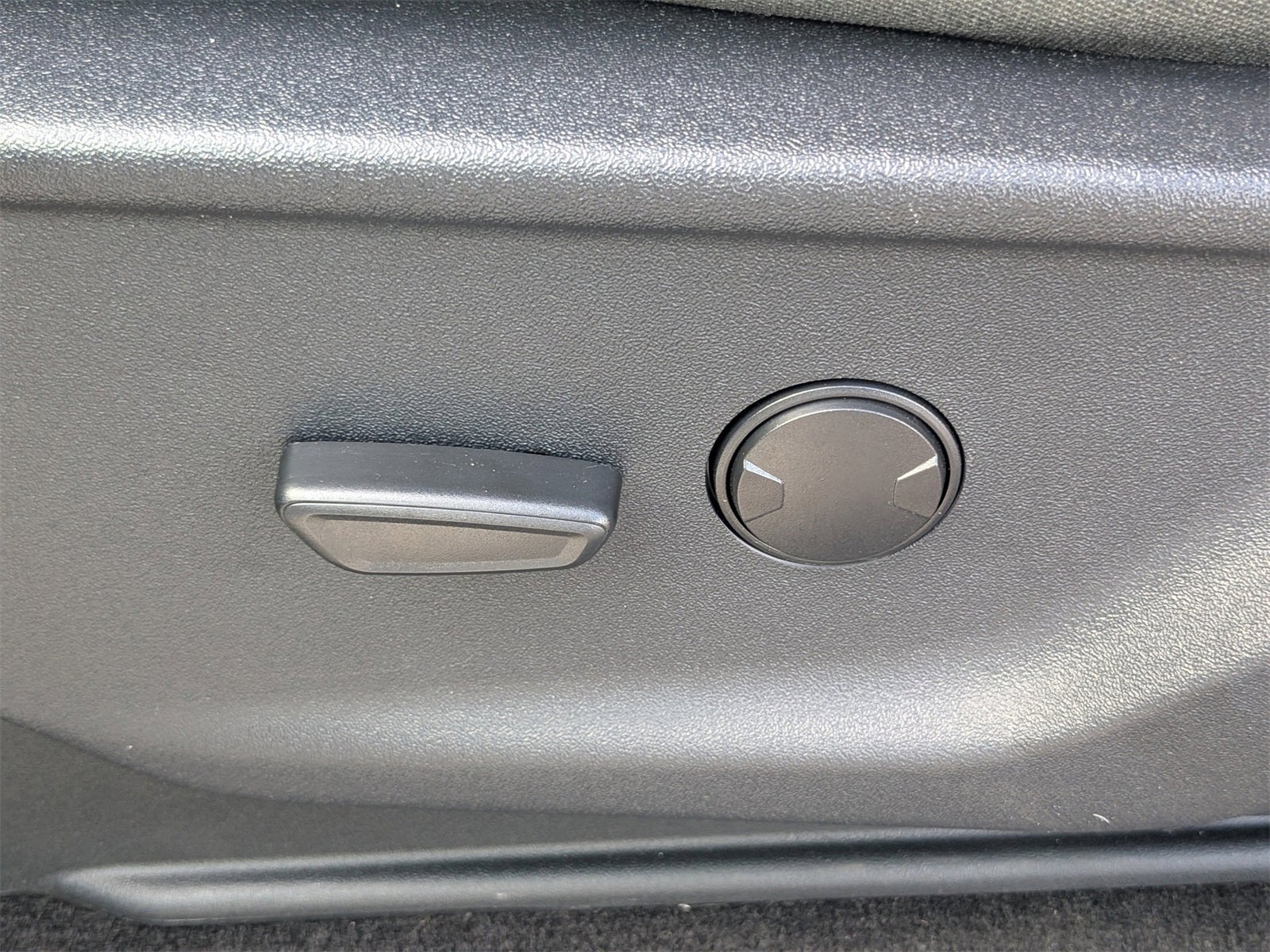 Used 2022 Ford F150 Lightning XLT image 21