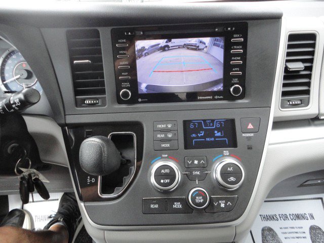Used 2020 Toyota Sienna LE image 6