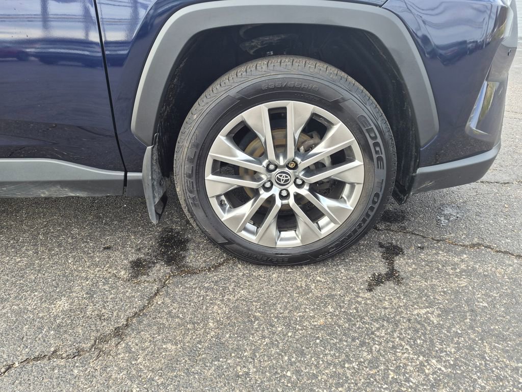 Used 2021 Toyota RAV4 XLE Premium image 31