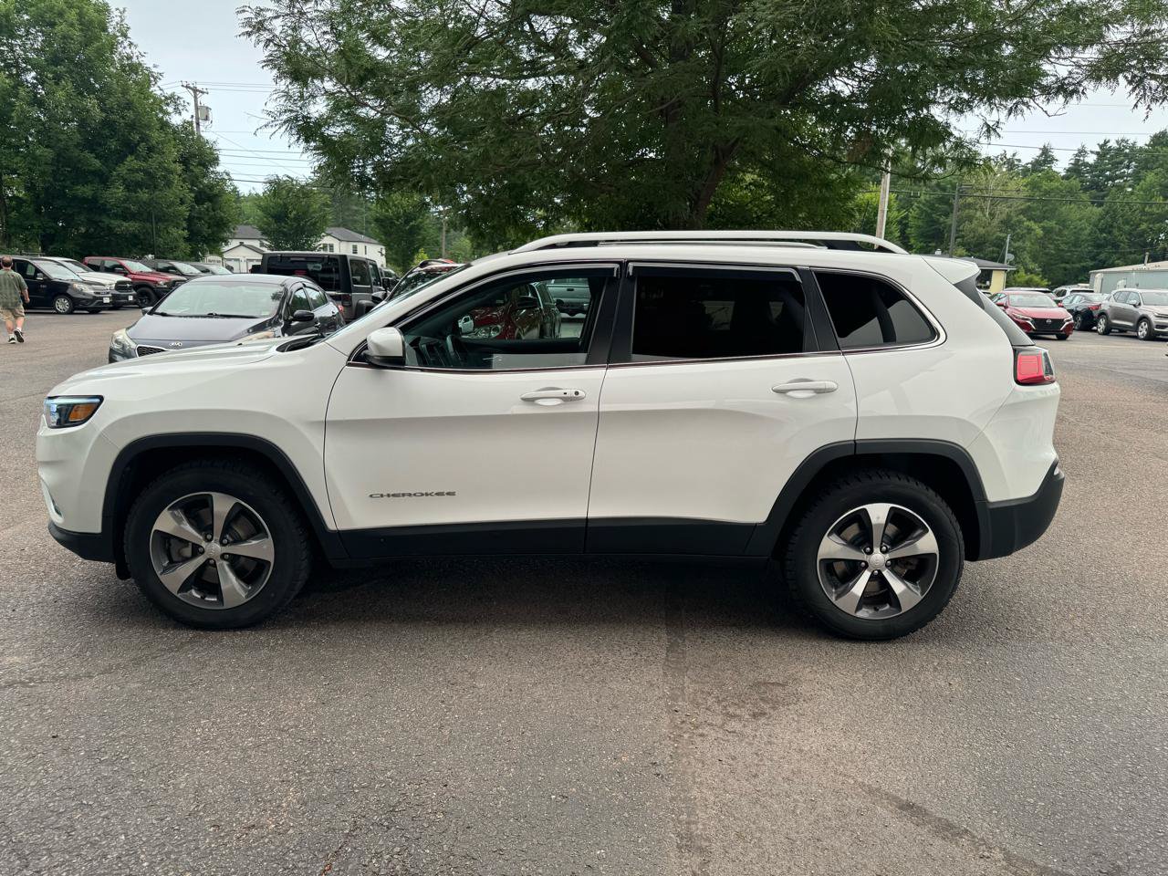Used 2019 Jeep Cherokee Limited AWD/4WD image 2