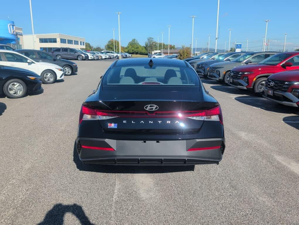 New 2026 Hyundai Elantra SE FWD image 17