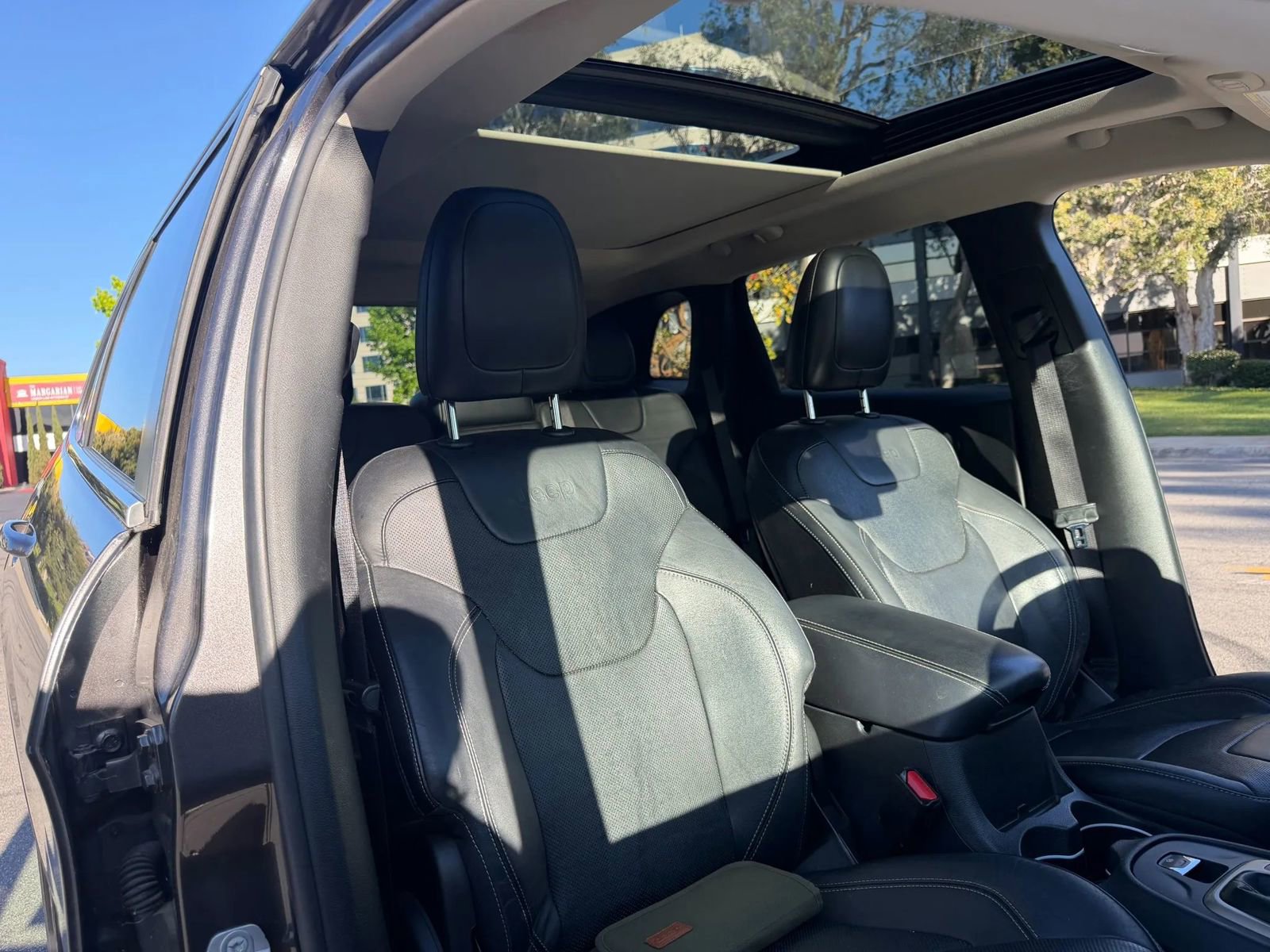 Used 2014 Jeep Cherokee Limited w/ Luxury Group image 5