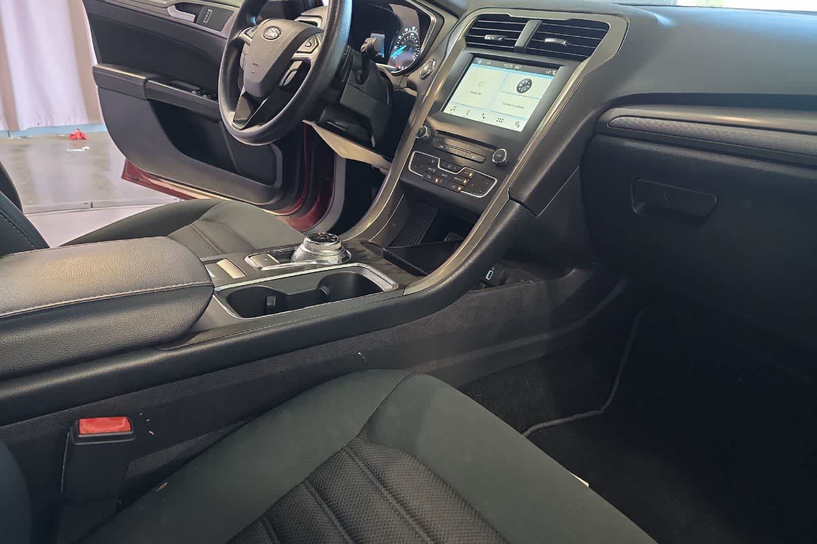 Used 2017 Ford Fusion SE w/ Fusion SE Technology Package FWD image 17