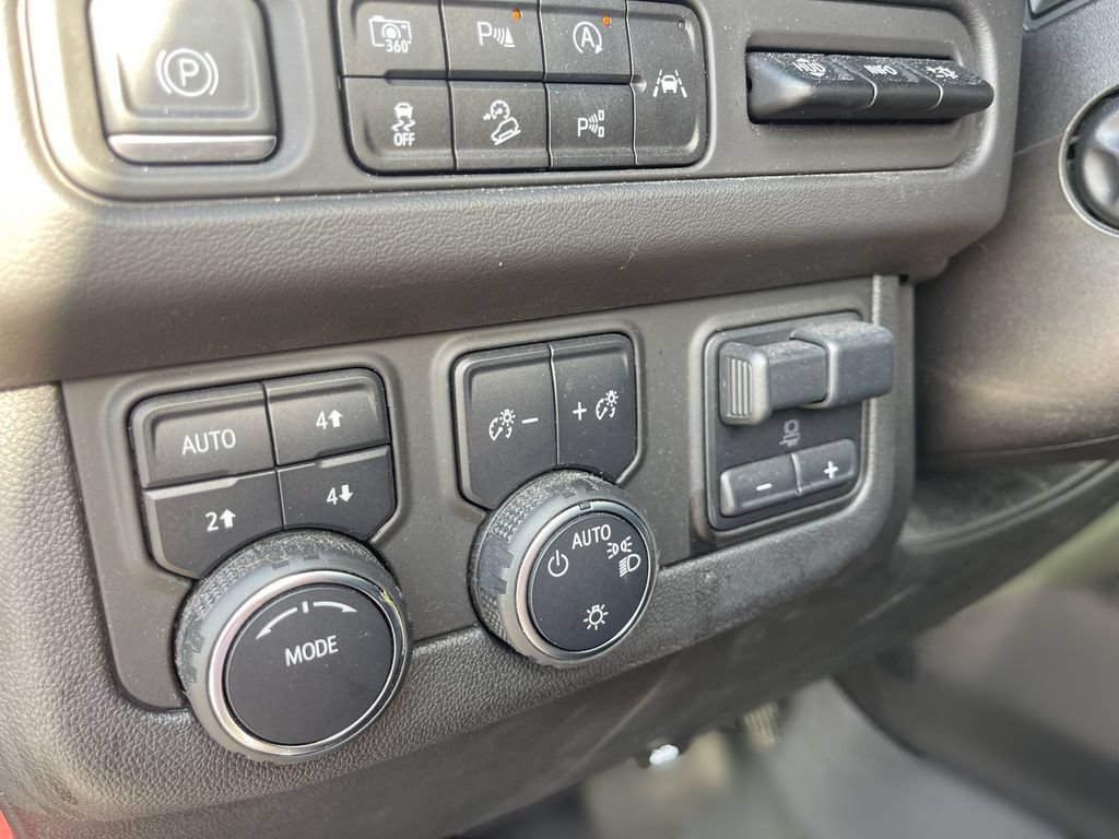 Used 2023 Chevrolet Tahoe Premier w/ Advanced Technology Package AWD/4WD image 37