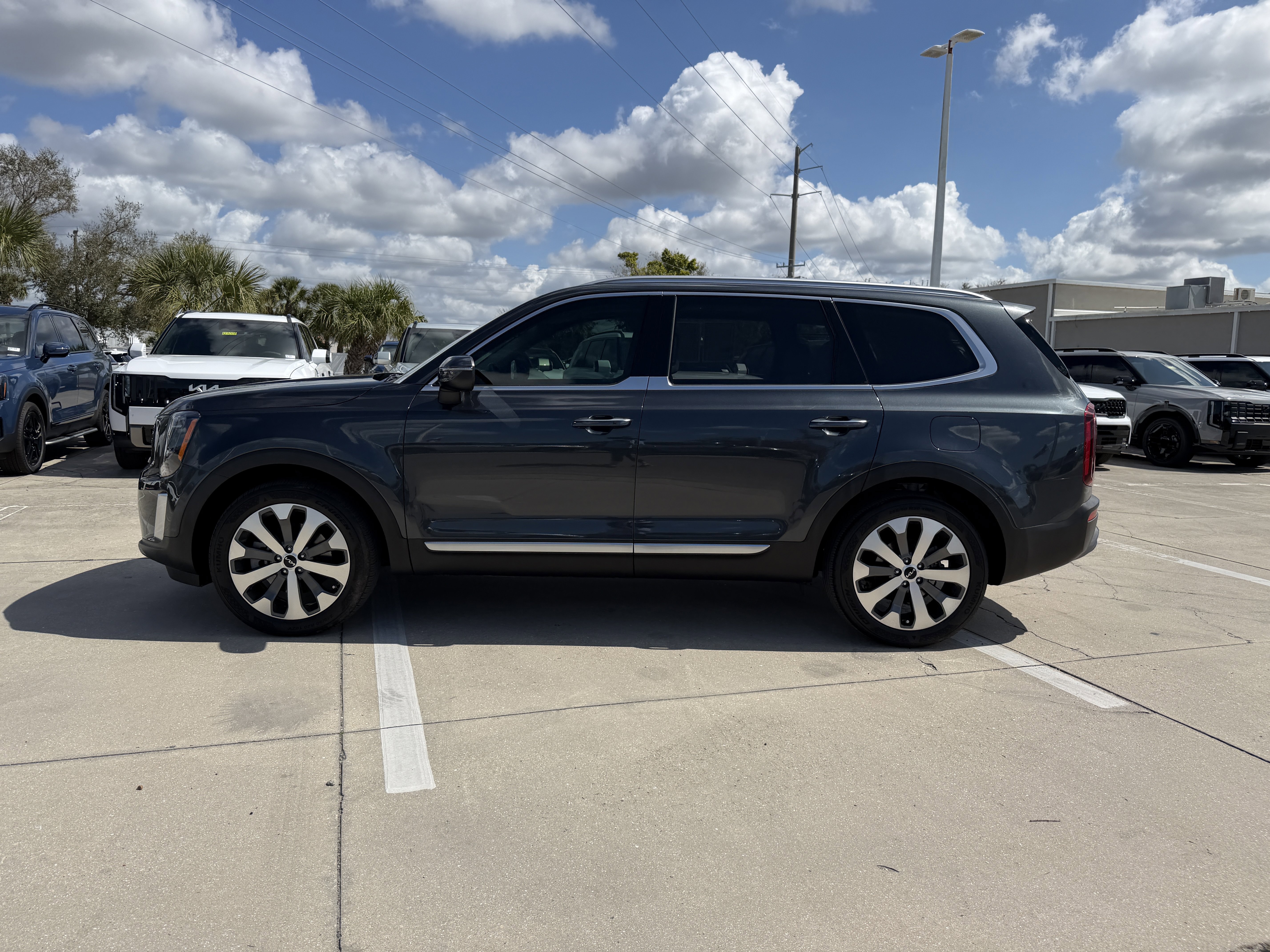 Used 2022 Kia Telluride S image 7