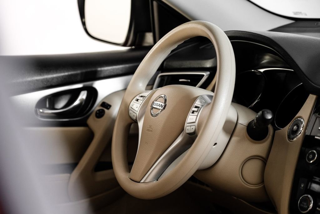 Used 2015 Nissan Rogue SV image 11