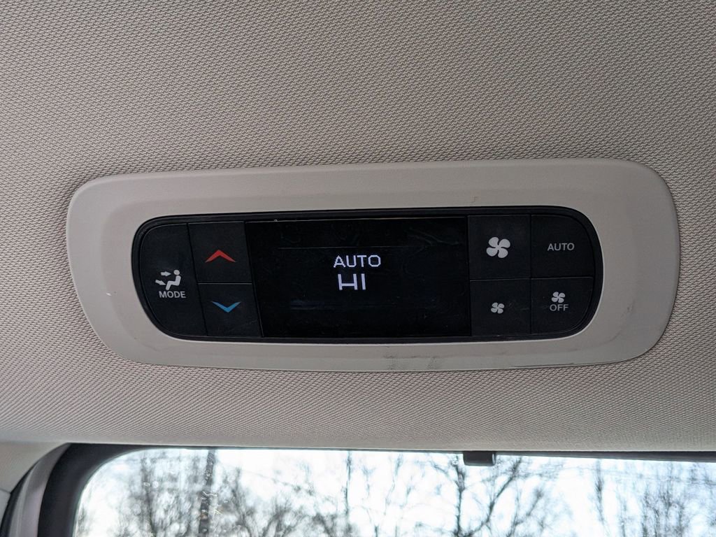 Used 2023 Chrysler Pacifica Touring-L image 22