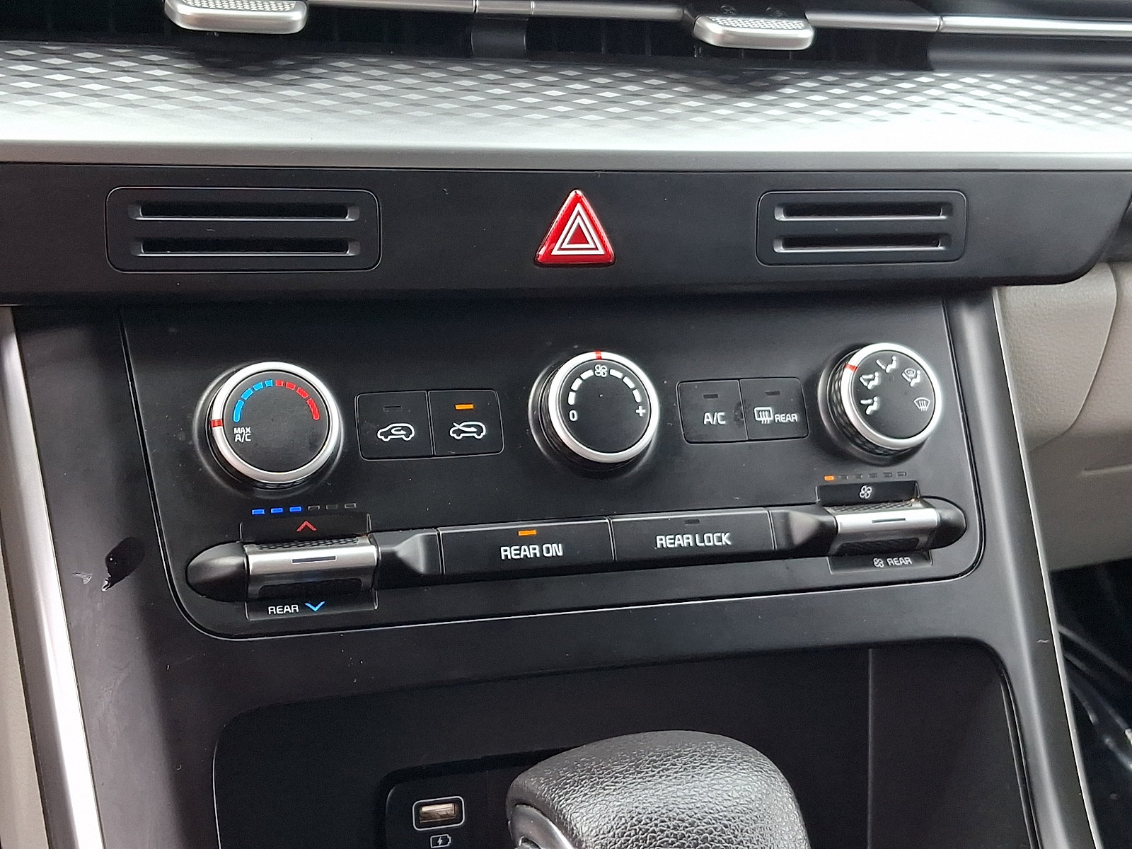 Used 2023 Kia Carnival LX FWD image 15