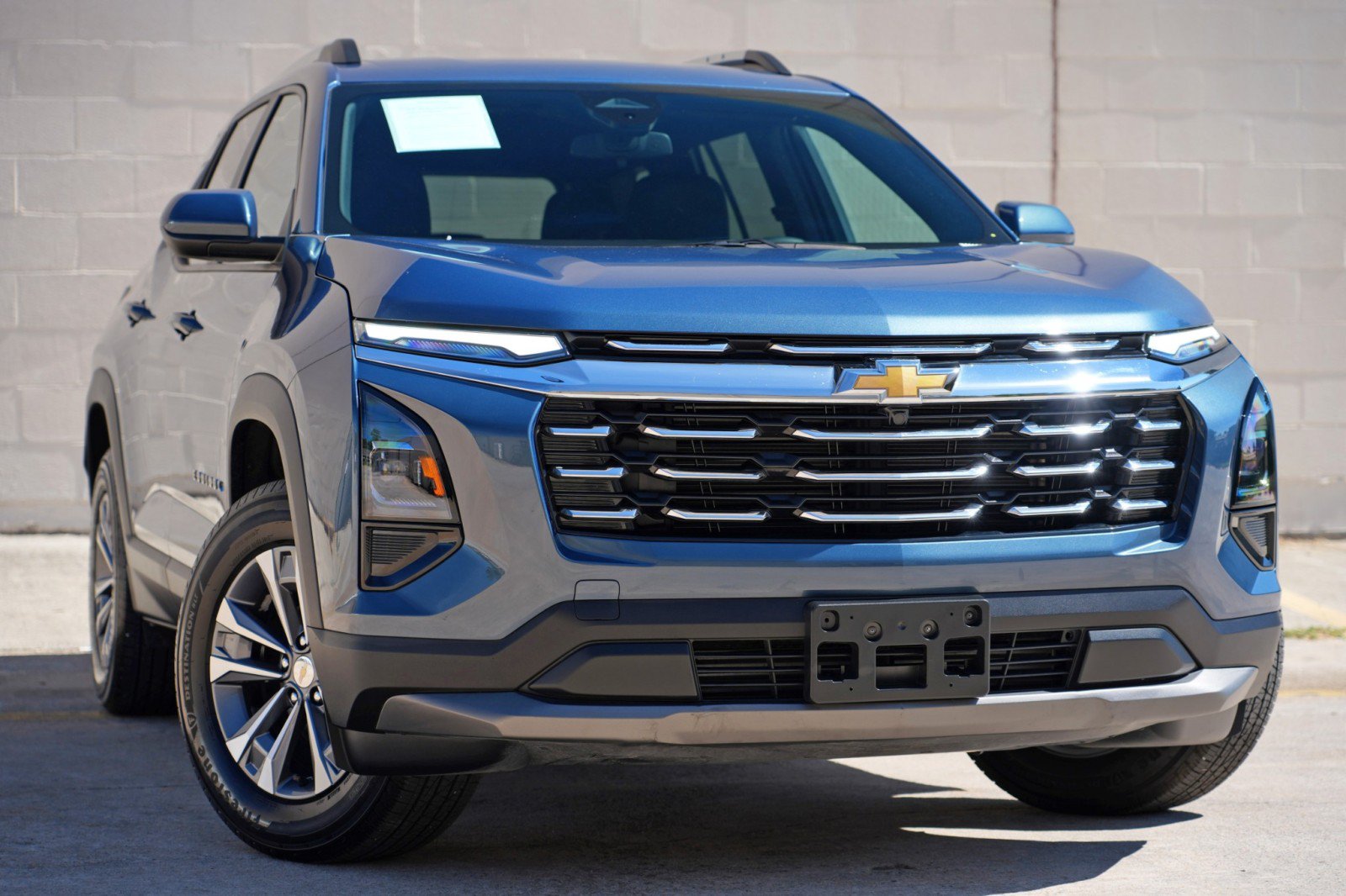 Used 2025 Chevrolet Equinox LT w/ Convenience Package II FWD image 2
