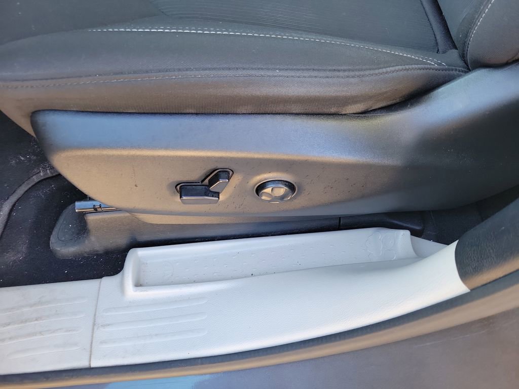 Used 2023 Chrysler Voyager LX image 15