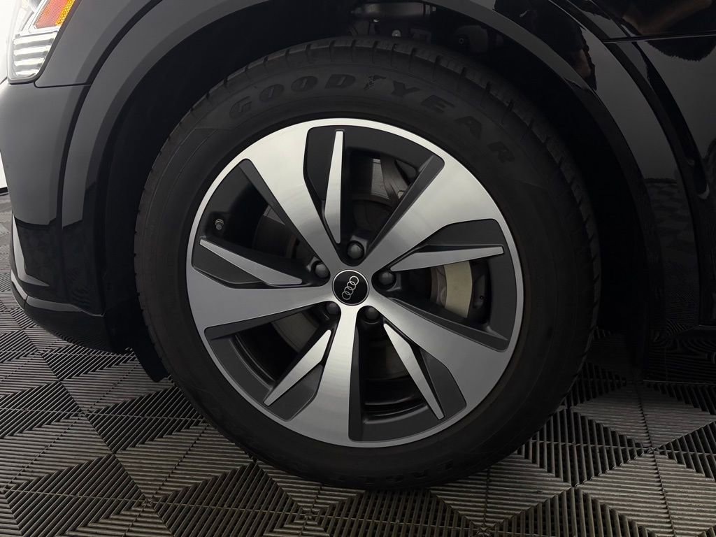 Used 2024 Audi Q8 e-tron Premium image 12