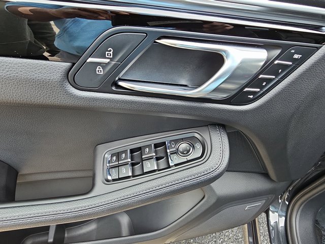 Used 2024 Porsche Macan image 30