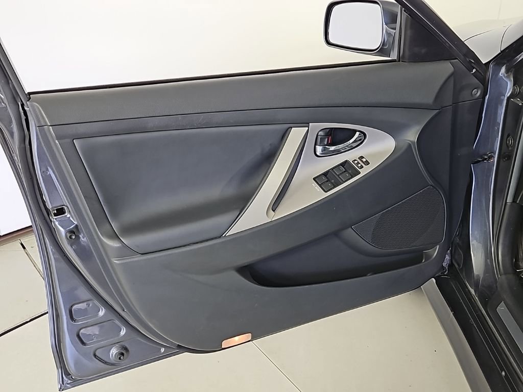 Used 2011 Toyota Camry SE w/ SE/XLE Extra-Value Pkg image 11